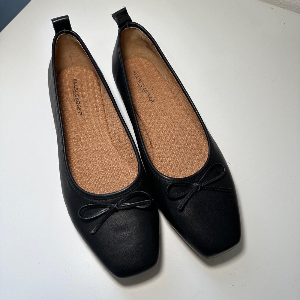 Kelsi Dagger black flats